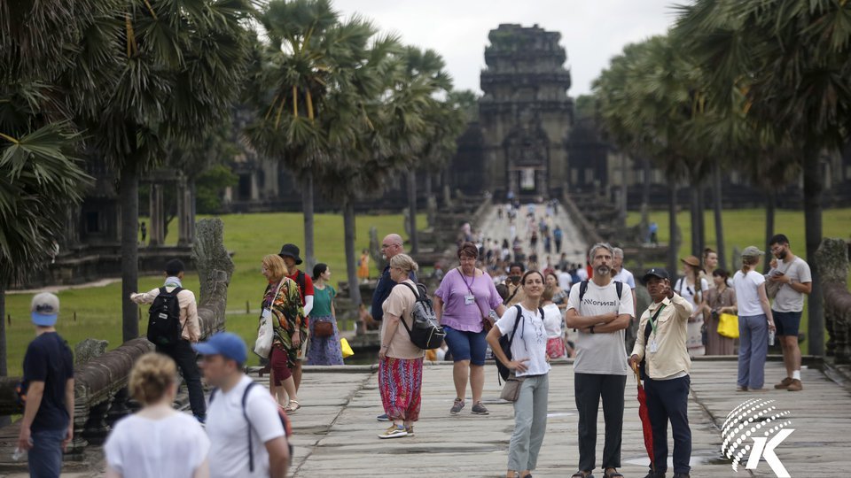 How many people visit angkor wat